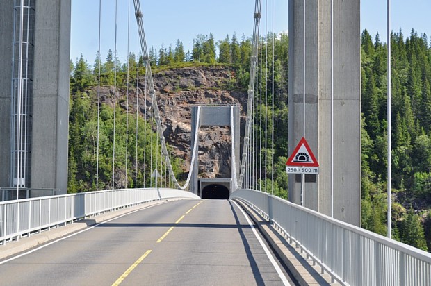 Brücke und Tunnel