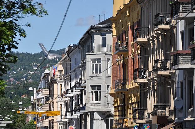 Oslo – Bogstadveien mit Blick auf den Holmenkollen