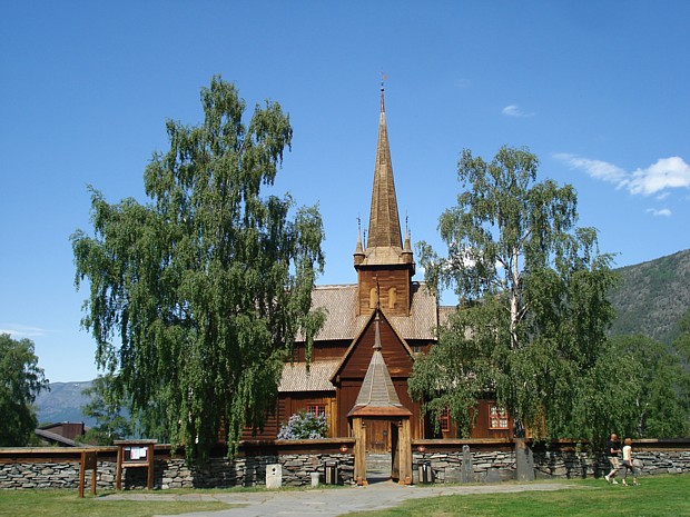 Stabkirche in Lom Anfang Juni