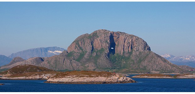 Torghatten Copyright Werner Hoelzl wikipedia