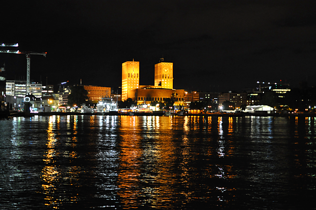 Oslo Rathaus am Abend