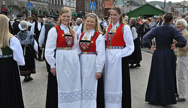 Trachten Bunad Kleidung Schmuck