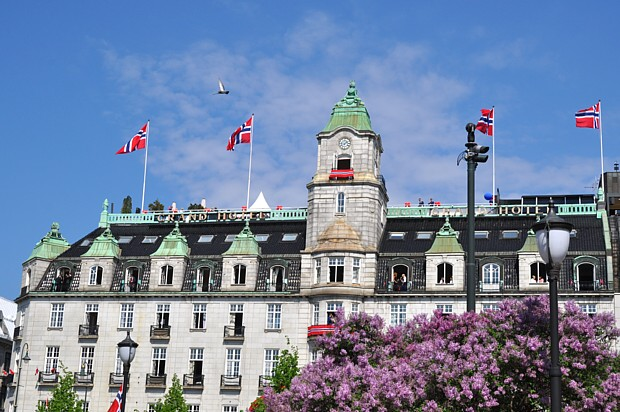 Grand Hotel Oslo Flieder Blüte Frühling Flagge