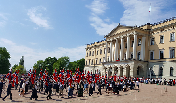 17 Mai Schloss Oslo Flagge