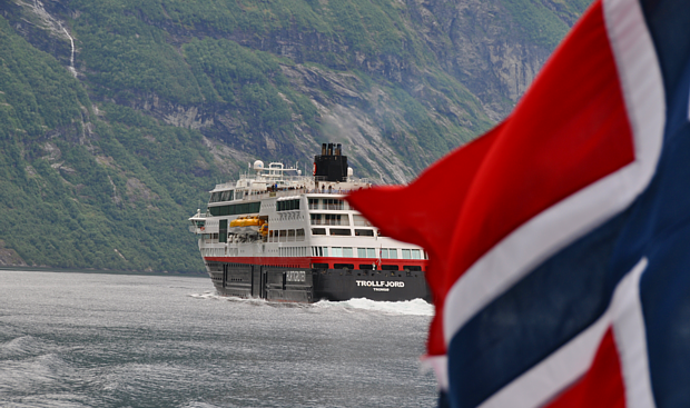 Hurtigruten Flagge, Schiff