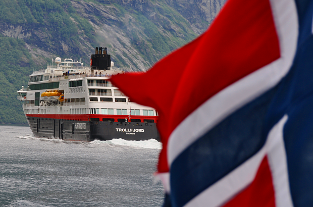 Hurtigruten Flagge, Schiff