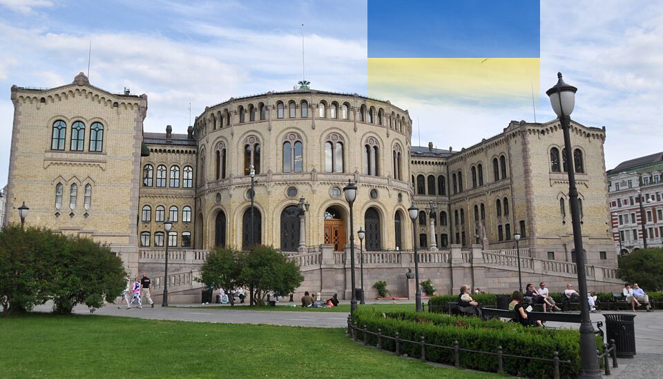 Parlament mit Ukraine Flagge