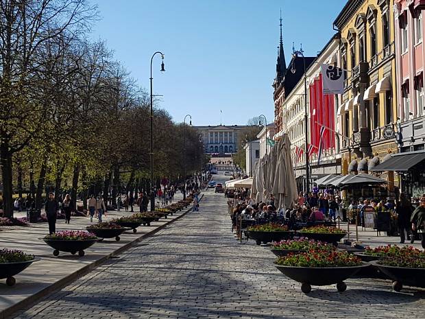 Oslo Karl Johans gate Fussgaenger Schloss Fruehling 03